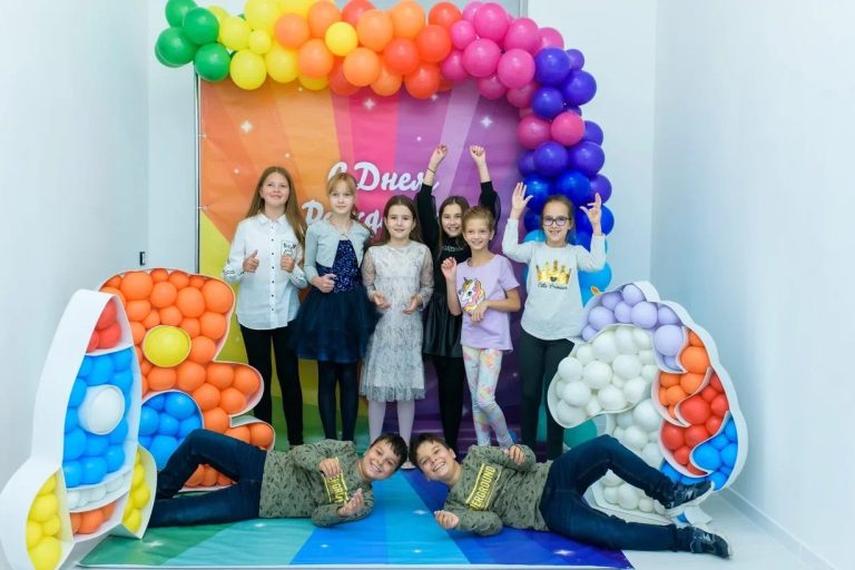 Дети на фоне ракетного декора дня рождения