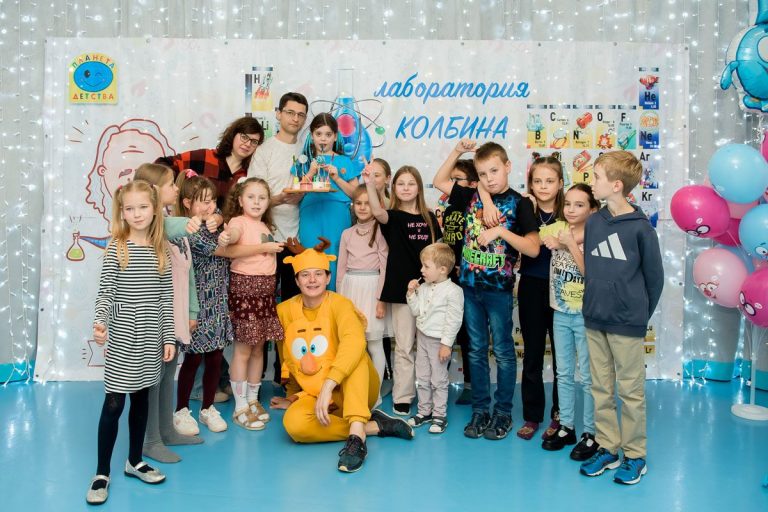 Дети в костюмах юных учёных